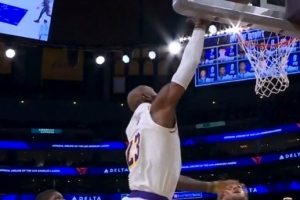 还挺丝滑！詹姆斯推反击转身抹过防守上篮得分