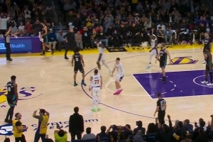 该我表演了！东契奇接球三分+追身三分连砍6分 继续扩大领先！