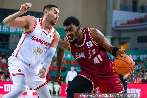 效率很高！达卡里·约翰逊半场9中7砍全队最高14分外加6板3助