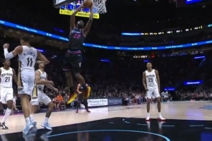 潇洒写意！维金斯晃开防守走底线突破 起飞完成滑翔双手暴扣