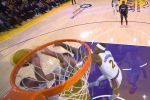 积极性拉满！范德彪点抢篮板 随后大帽阿尔达马拿走球权！