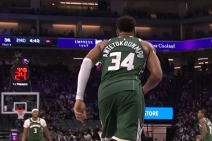 长手长脚！字母哥一个晃动过掉三人 左手暴扣取分