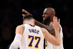 詹姆斯：小时候要是搞砸ATO战术会被教练罚跑 我们能有转变很棒