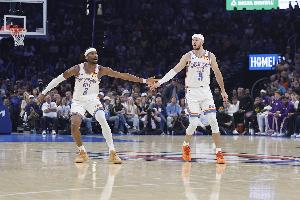 卡皇的认可！亚历山大妙传卡鲁索上篮 后者比望远镜感谢