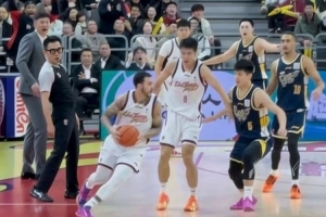 媒体人：不用纠结约克绝杀是否踩线 无非也就是一场常规赛罢了