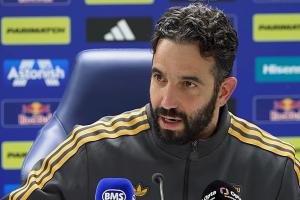 阿莫林强调自己是经理而非教练，但曼联官宣时称他为“主教练”