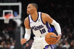 不高兴了！威少上篮不中裁判没吹罚被字母反击得分 抱怨吃T