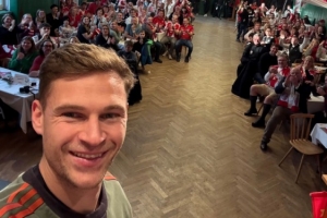 受到欢迎！基米希拜访拜仁一家球迷俱乐部，并分享心路历程