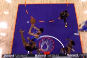 玩杂耍呢！霍姆格伦突破对抗背身上篮得分并造成犯规