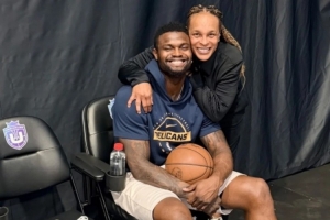 锡安随队客战迈阿密 赛前一天前往Unrivaled联赛探班并进行训练