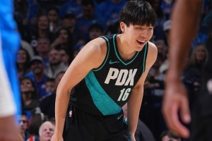 解说：斯普利特让杨瀚森蹲底角干嘛？他三分一般 拉不开空间