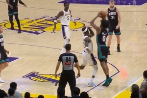 犯规无疑！范德比尔特贴防被韦尔斯造成三分犯规 雷迪克挑战失败