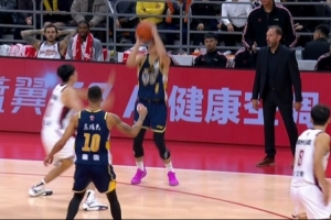 这球很关键！裁判多次回看陈家政三分 最后判定踩线&为长两分！