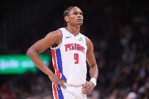 生疼！奥萨尔拼抢时和布莱恩特面部相撞 倒地缓了很久