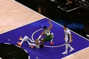 身体素质过硬！字母哥拼抢时被压到 但无大碍