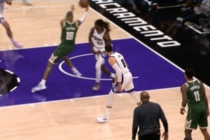 吹得没毛病！库兹马篮下造成埃利斯犯规 国王挑战失败