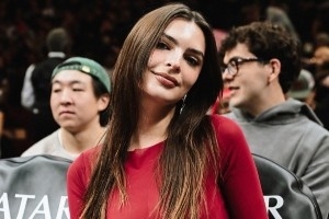 维秘超模Emily观战：电影一脱秀傲人身材爆火 亦是悉尼妹詹娜好友