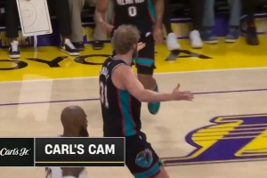 好容易得点分！兰代尔篮下勾手打进要求加罚吃T打成2-1