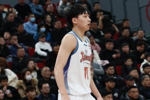 直播吧：新疆锋线大将齐麟脚部韧带受伤将休战 本赛季场均15.1分