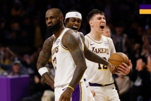 老头C位！湖人赢球海报：詹姆斯、范德彪、拉拉维亚庆祝成为封面