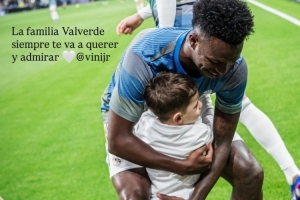 力挺队友！巴尔韦德社媒晒维尼修斯照片：我们一家永远爱你敬你