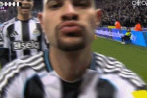 神奇的第71分钟！😂吉马良斯&赖斯本轮相同时间进球后亲吻镜头