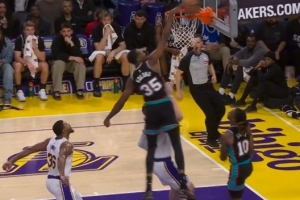 拉拉维亚突破上篮+反击上篮被科洛克干扰球 连得4分反超比分！