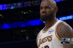 新状元连线！艾顿保护篮板直接长传 詹姆斯高高跃起上篮2+1！