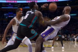 斯玛特错位单防JJJ&詹姆斯快速包夹 JJJ转身扫到詹姆斯进攻犯规