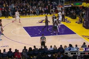 冲击篮筐！詹姆斯切入接球晃开防守直接单臂劈扣