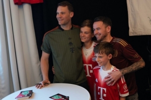 诺伊尔造访球迷俱乐部，社媒晒照：正是这样的时刻让拜仁如此特别