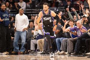 复出状态还可以！拉文半场6中3拿到9分1助攻