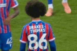 难得一见😂水晶宫小将托马斯登场，名字太长在球衣上印了两行