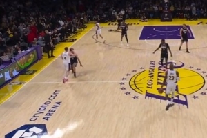 年轻人上套了！阿尔达马挑衅克内克特 后者直接将其推倒进攻犯规