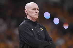 一落千丈！步行者12连败追平队史最长连败纪录 卡莱尔仍旧999胜