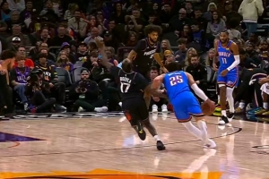 这球怎么说！阿杰伊·米切尔被吹进攻犯规 雷霆选择挑战并成功