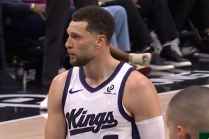 有不同看法！拉文罚球间隙与队友施罗德小争执