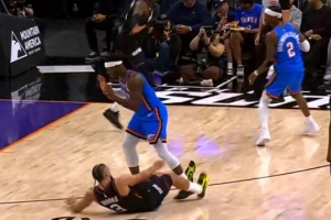 动作要规范！多特掩护撞倒狄龙进攻犯规 两队本场多次掩护犯规