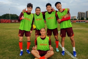 随国足参加新年首训，刘洋晒与张玉宁、黄政宇等的训练间隙合影