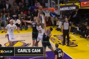 对抗给足！詹姆斯假手递手冲筐上篮得分 可惜加罚未能命中