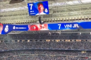 力挺球员！皇马球迷在广播播报维尼修斯名字时送上欢呼和掌声