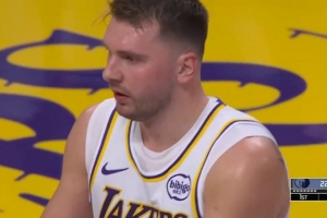 “助攻”前队友得分😃东契奇点抢篮板直接乌龙球 科洛克笑纳2分