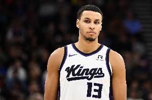 崴脚退赛！基根·穆雷出场26分钟 13中6拿到12分3板2帽