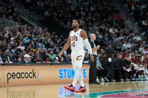 低迷！多诺万·米切尔半场6投仅1中拿到7分 三分3中0