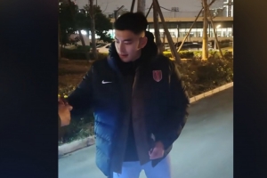 官宣在即？王子铭已抵达成都，身穿成都蓉城羽绒服为球迷签名