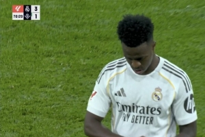 第77分钟被换下！维尼修斯被换下时，伯纳乌球场传来嘘声