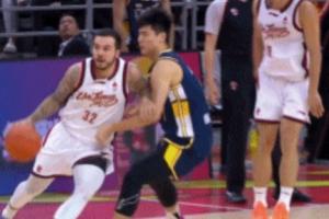 冷血杀手！约克看了一眼自家篮筐上面的时间 然后投出逆天绝杀