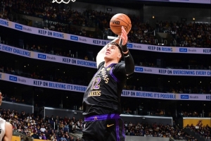 拉拉维亚生涯至今4个赛季合计9场20+ 包括本赛季在湖人的4次