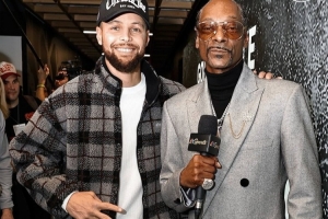 传奇遇见传奇！说唱传奇狗爷将解说勇船大战 赛前与库里合影留念