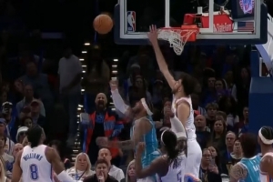 帅啊！布里奇斯空中转身躲避霍姆格伦 潇洒反篮高打板2+1